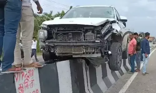 तेज रफ्तार का कहर,टक्कर मार कर डिवाइडर पर जा चढ़ी तेज रफ्तार का कहर,टक्कर मार कर डिवाइडर पर जा चढ़ी