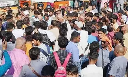 पुलिस और रोडवेज कर्मचारियों के बीच हुई मुठभेड़, सड़क की जाम पुलिस और रोडवेज कर्मचारियों के बीच हुई मुठभेड़, सड़क की जाम