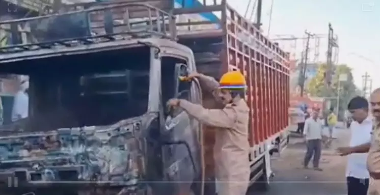 डीसीएम पर हाईटेंशन लाइन का तार टूटकर गिरने से,ट्रक जलकर खाक