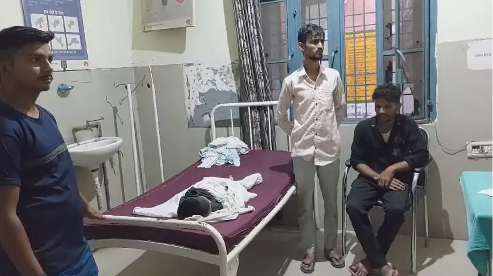सड़क हादसे में आधा दर्जन लोग घायल एक 4 साल के बच्चे की मौत सड़क हादसे में आधा दर्जन लोग घायल एक 4 साल के बच्चे की मौत