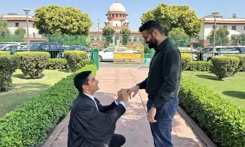 सुप्रीम कोर्ट के सामने ही समलैंगिक जोड़े ने की सगाई, तस्वीर शेयर कर कही यह बात, जानिए- कौन हैं Gay वकील उत्कर्ष सक्सेना सुप्रीम कोर्ट के सामने ही समलैंगिक जोड़े ने की सगाई, तस्वीर शेयर कर कही यह बात, जानिए- कौन हैं Gay वकील उत्कर्ष सक्सेना