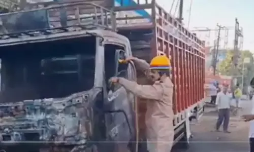 डीसीएम पर हाईटेंशन लाइन का तार टूटकर गिरने से,ट्रक जलकर खाक डीसीएम पर हाईटेंशन लाइन का तार टूटकर गिरने से,ट्रक जलकर खाक