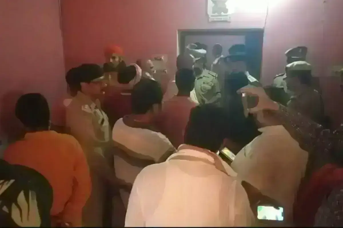 अयोध्या हनुमानगढ़ी में पुजारी की कमरे में मिली लाश, गला दबाकर की गई हत्या अयोध्या हनुमानगढ़ी में पुजारी की कमरे में मिली लाश, गला दबाकर की गई हत्या