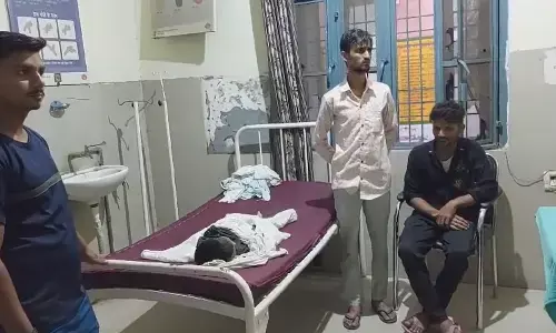 सड़क हादसे में आधा दर्जन लोग घायल एक 4 साल के बच्चे की मौत सड़क हादसे में आधा दर्जन लोग घायल एक 4 साल के बच्चे की मौत