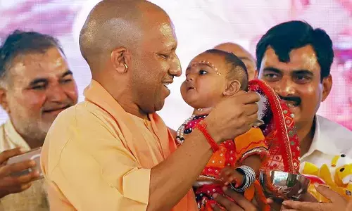 मुख्यमंत्री योगी आदित्यनाथ ने कहा कि पीएम नरेंद्र मोदी के नेतृत्व में देश परिवर्तन और विकास के पथ पर आगे बढ़ रहा है