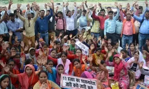 अनुदेशकों के मामले में आज सुप्रीम कोर्ट में हुई सुनवाई, कोर्ट ने लगाई सरकार को फटकार