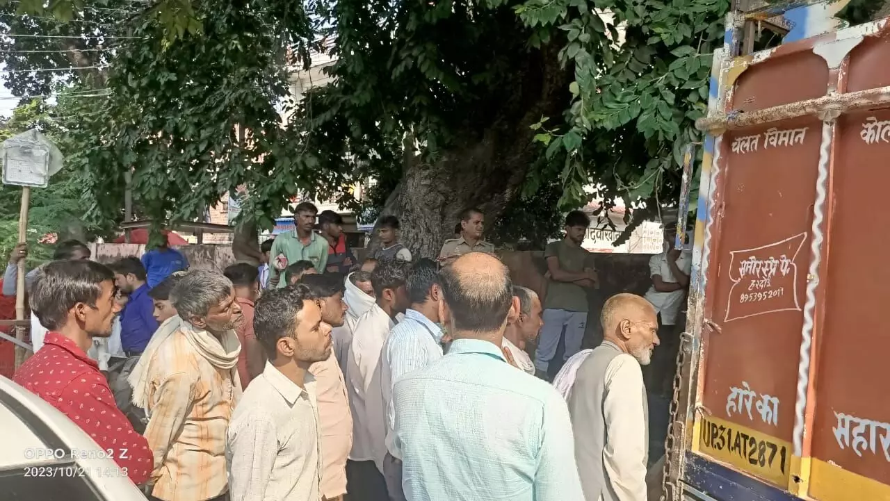 हरदोई में बड़ा हादसा : तेज रफ्तार कहर बस ने बाइक को मारी टक्कर, तीन की मौत हरदोई में बड़ा हादसा : तेज रफ्तार कहर बस ने बाइक को मारी टक्कर, तीन की मौत