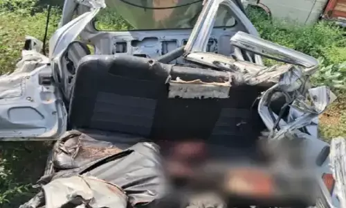 यमुना एक्सप्रेस-वे पर भीषण हादसा : ट्रक ने कार को टक्कर मारी, एक परिवार के 5 लोगों की मौत, मचा कोहराम! यमुना एक्सप्रेस-वे पर भीषण हादसा : ट्रक ने कार को टक्कर मारी, एक परिवार के 5 लोगों की मौत, मचा कोहराम!