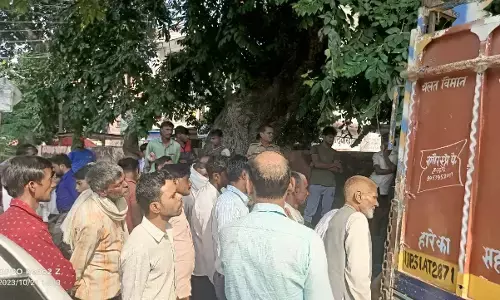 हरदोई में बड़ा हादसा : तेज रफ्तार कहर बस ने बाइक को मारी टक्कर, तीन की मौत हरदोई में बड़ा हादसा : तेज रफ्तार कहर बस ने बाइक को मारी टक्कर, तीन की मौत