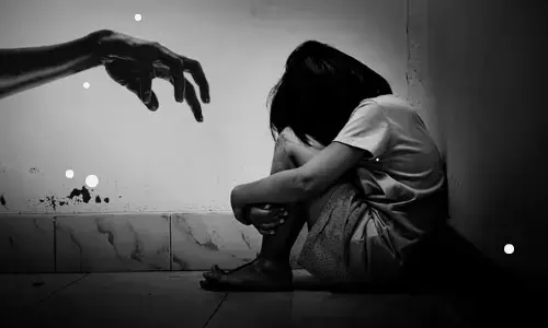 बच्ची से चाचा ने किया दुष्कर्म, पुलिस एनकाउंटर में हुआ घायल बच्ची से चाचा ने किया दुष्कर्म, पुलिस एनकाउंटर में हुआ घायल