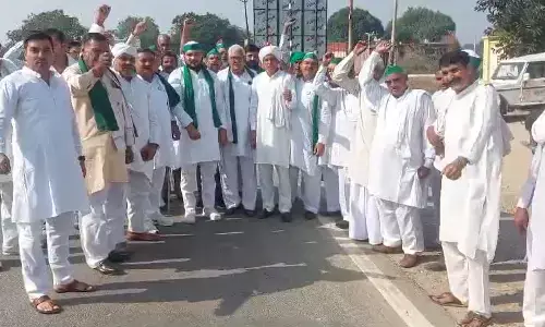 भाकियू प्रवक्ता राकेश टिकैत के मुजफ्फरनगर एसएसपी ऑफिस घेरो आवाहन के बाद शामली से सैकड़ो की तादात में किसान मुजफ्फरनगर के लिए हुए रवाना भाकियू प्रवक्ता राकेश टिकैत के मुजफ्फरनगर एसएसपी ऑफिस घेरो आवाहन के बाद शामली से सैकड़ो की तादात में किसान मुजफ्फरनगर के लिए हुए रवाना