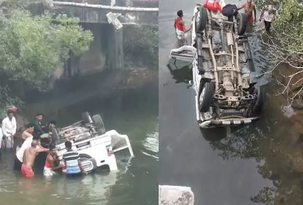 दर्दनाक हादसा : पुल से बैराज में गिरी कार, हादसे में एक ही परिवार के पांच लोगों की मौत दर्दनाक हादसा : पुल से बैराज में गिरी कार, हादसे में एक ही परिवार के पांच लोगों की मौत