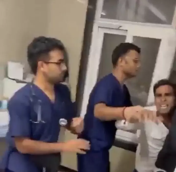 UP News: मेरठ में डॉक्टरों ने की गुंडई, घायल के साथ आए तीमारदारों को दौड़ा-दौड़ा पीटा