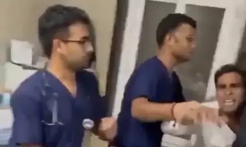 UP News: मेरठ में डॉक्टरों ने की गुंडई, घायल के साथ आए तीमारदारों को दौड़ा-दौड़ा पीटा UP News: मेरठ में डॉक्टरों ने की गुंडई, घायल के साथ आए तीमारदारों को दौड़ा-दौड़ा पीटा