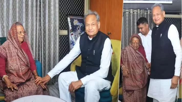 BJP ने 6 बार की विधायक ‘जीजी’ का काटा टिकट तो रात 12 बजे जीजी के घर पहुंच गए अशोक गहलोत...राजस्थान में चुनावी माहौल गर्म! BJP ने 6 बार की विधायक ‘जीजी’ का काटा टिकट तो रात 12 बजे जीजी के घर पहुंच गए अशोक गहलोत...राजस्थान में चुनावी माहौल गर्म!