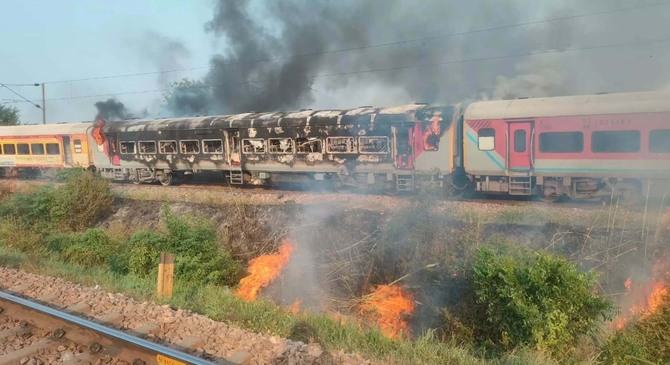 आगरा : पातालकोट एक्सप्रेस में लगी आग; बीच ट्रैक पर रोकी गई ट्रेन, कूद कर भागे यात्री, राहत-बचाव कार्य जारी!