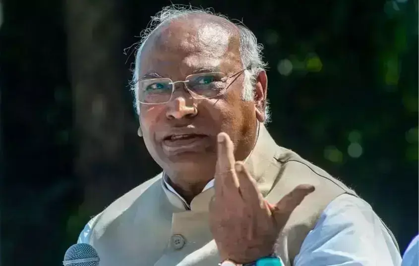 विधानसभा चुनाव में मचा घमासान, मल्लिकार्जुन खरगे ने बताया कब होगी INDIA गठबंधन में सीट शेयरिंग पर चर्चा विधानसभा चुनाव में मचा घमासान, मल्लिकार्जुन खरगे ने बताया कब होगी INDIA गठबंधन में सीट शेयरिंग पर चर्चा