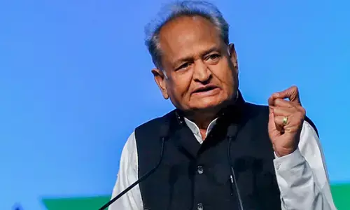 CM अशोक गहलोत का बड़ा ऐलान, महिलाओं को 10 हजार रु. हर साल देगी कांग्रेस, 500₹ में सिलेंडर का भी किया वादा! CM अशोक गहलोत का बड़ा ऐलान, महिलाओं को 10 हजार रु. हर साल देगी कांग्रेस, 500₹ में सिलेंडर का भी किया वादा!