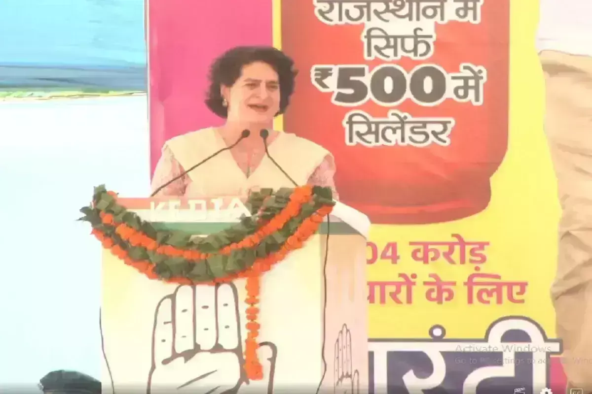 राजस्थान में जमकर गरजी प्रियंका गांधी, महिलाओं को 500 रूपए में सिलेंडर और 10000 सालाना देने का किया वादा राजस्थान में जमकर गरजी प्रियंका गांधी, महिलाओं को 500 रूपए में सिलेंडर और 10000 सालाना देने का किया वादा