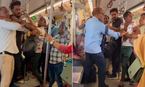 कुश्ती का अखाड़ा बनी Delhi Metro, गुस्साए चचा ने लड़के पर जड़ा थप्पड़, Video हुआ वायरल