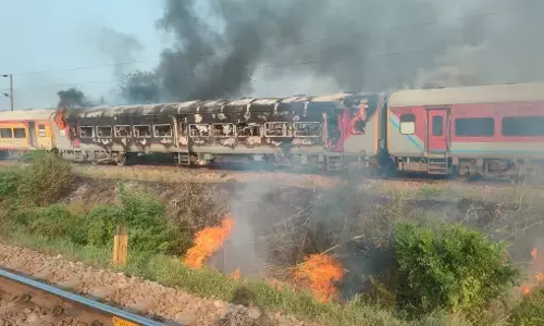 आगरा : पातालकोट एक्सप्रेस में लगी आग; बीच ट्रैक पर रोकी गई ट्रेन, कूद कर भागे यात्री, राहत-बचाव कार्य जारी! आगरा : पातालकोट एक्सप्रेस में लगी आग; बीच ट्रैक पर रोकी गई ट्रेन, कूद कर भागे यात्री, राहत-बचाव कार्य जारी!