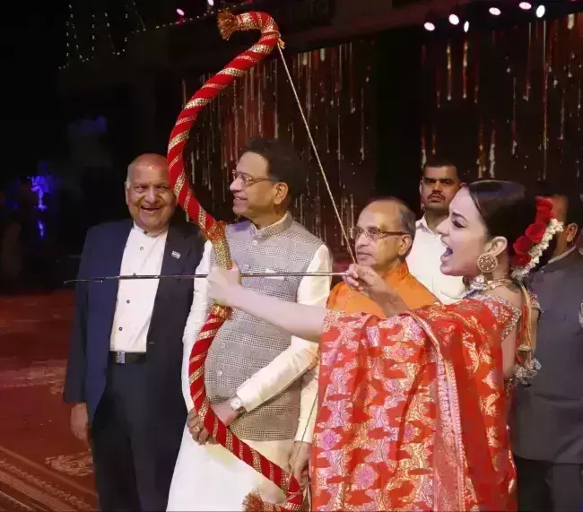 Kangana Ranaut made a big mistake while burning Ravana, the actress got trolled Kangana Ranaut made a big mistake while burning Ravana, the actress got trolled