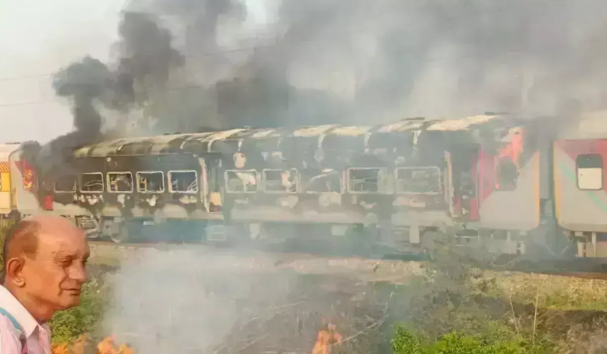 आगरा में बड़ा हादसा, पातालकोट एक्सप्रेस के जनरल कोच में लगी आग, यात्रियों ने कूदकर बचाई जान आगरा में बड़ा हादसा, पातालकोट एक्सप्रेस के जनरल कोच में लगी आग, यात्रियों ने कूदकर बचाई जान