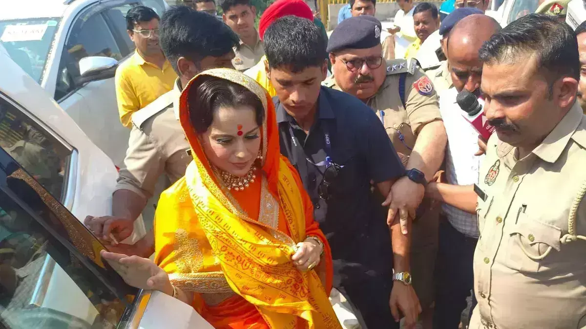 Kangana Ranaut visited Ramlala today, her film Tejas will release tomorrow Kangana Ranaut visited Ramlala today, her film Tejas will release tomorrow