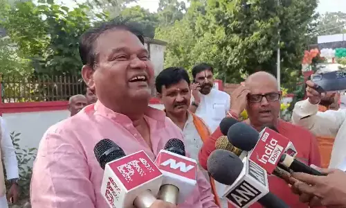 BJP सांसद ने कांग्रेस के झंडे पर जताई आप्ती, तीरंगे से पंजा हटाने की मांग