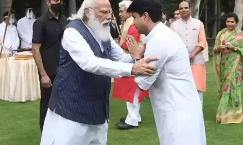 सिंधियाओं से रिश्ते खोजते फिरते मोदी : चुनाव जो न कराये, वह थोड़ा है! सिंधियाओं से रिश्ते खोजते फिरते मोदी : चुनाव जो न कराये, वह थोड़ा है!