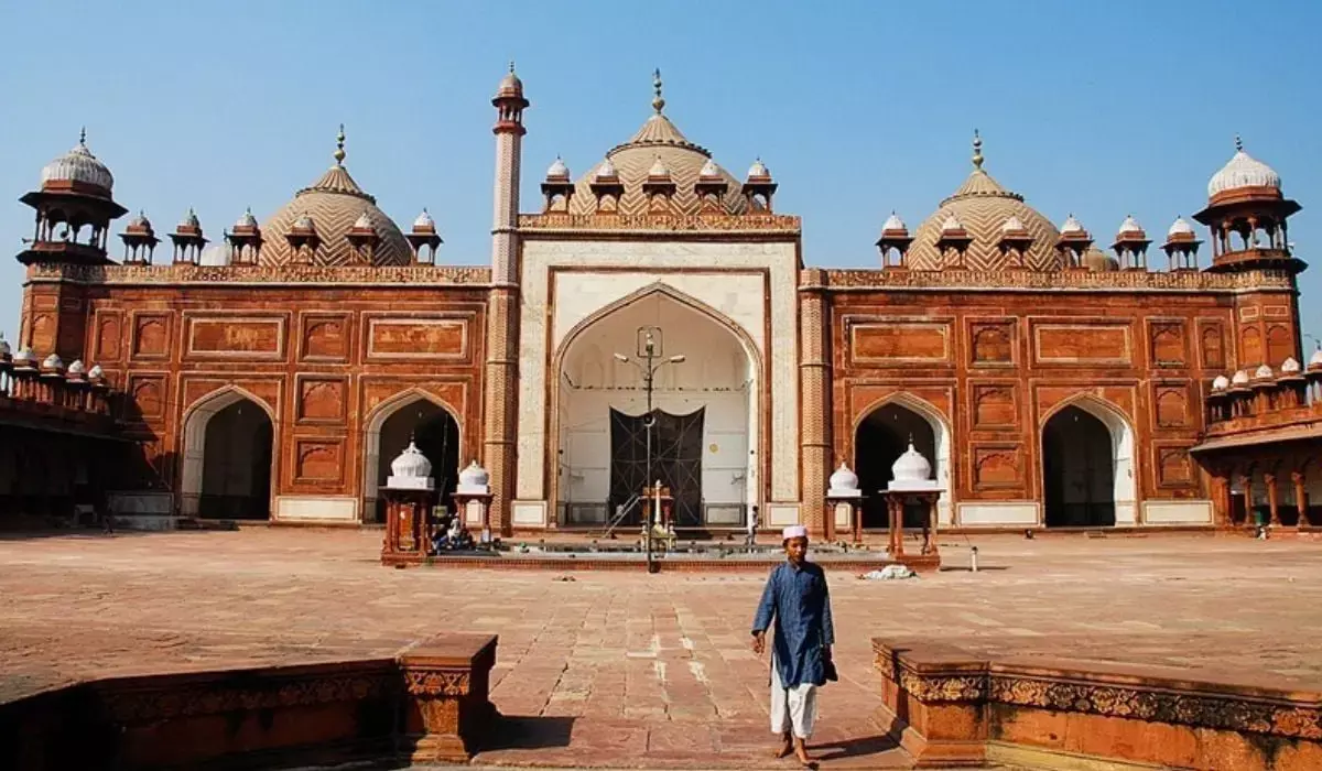 देवकीनंदन ठाकुर की याचिका पर आज होगी सुनवाई, दावा है कि आगरा की जामा मस्जिद की सीढ़ियों पर कृष्ण के विग्रह है