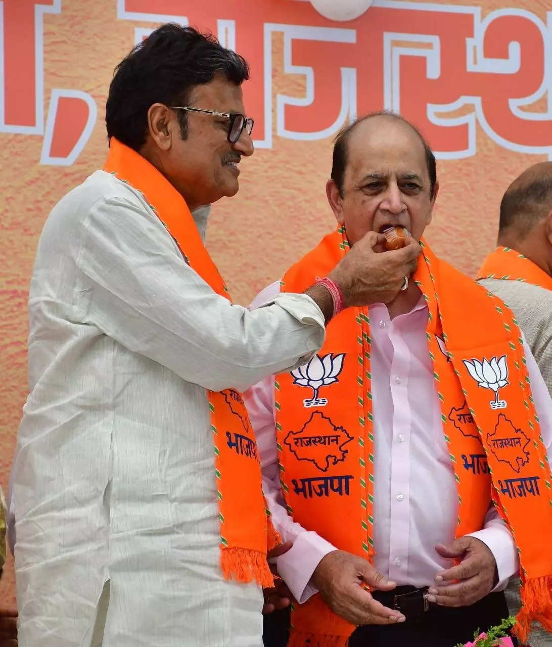 प्लास्टिक चढ़ी मिठाई, राठौड़ और डॉ. बैद. प्लास्टिक चढ़ी मिठाई, राठौड़ और डॉ. बैद.