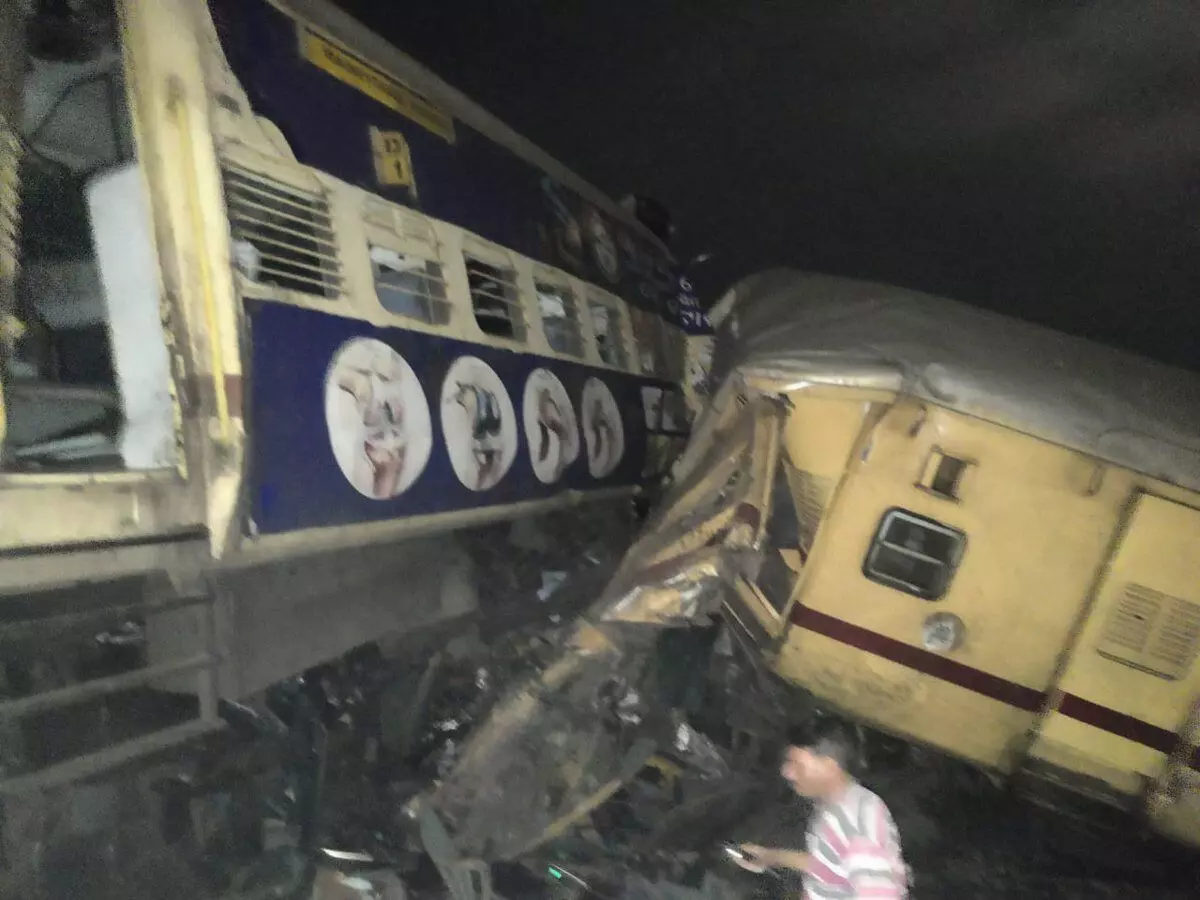 Train Accident : अभी-अभी आंध्र प्रदेश में दो पैसेंजर ट्रेन आपस में टकराईं, 3 यात्रियों की मौत कई घायल, मचा हड़कंप!