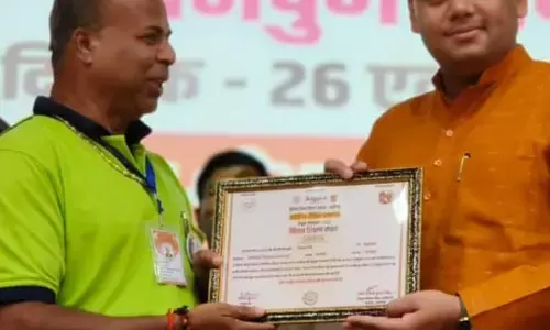 Gorakhpur News: अलीगढ़ में हुए शैक्षिक संवाद में अनुदेशक विक्रम सिंह को शिक्षामंत्री ने किया सम्मानित Gorakhpur News: अलीगढ़ में हुए शैक्षिक संवाद में अनुदेशक विक्रम सिंह को शिक्षामंत्री ने किया सम्मानित