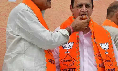 प्लास्टिक चढ़ी मिठाई, राठौड़ और डॉ. बैद. प्लास्टिक चढ़ी मिठाई, राठौड़ और डॉ. बैद.