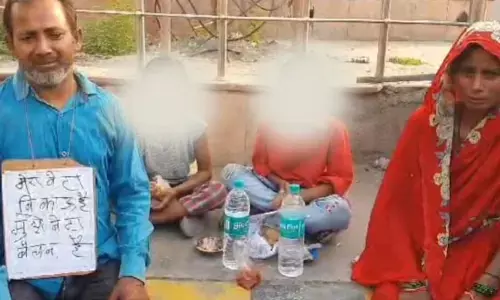 यूपी में तख्ती लटकाकर बोला बाप। मेरा बेटा बिकाऊ है कोई खरीद सकता है! यूपी में तख्ती लटकाकर बोला बाप। मेरा बेटा बिकाऊ है कोई खरीद सकता है!