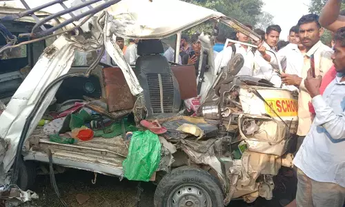 बदायूं में स्कूल बस और वैन की टक्कर में चार बच्चों समेत पांच लोगों की मौत, 15 बच्चे घायल बदायूं में स्कूल बस और वैन की टक्कर में चार बच्चों समेत पांच लोगों की मौत, 15 बच्चे घायल