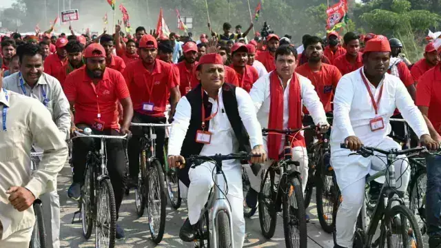 Akhilesh rode a bicycle on the expressway and said that the wheel of change will rotate. Akhilesh rode a bicycle on the expressway and said that the wheel of change will rotate.