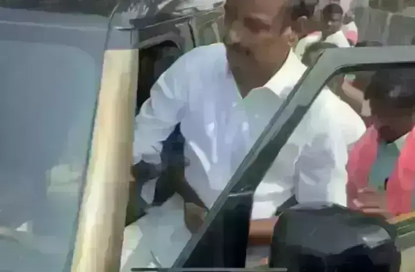 BRS सांसद कोथा प्रभाकर रेड्डी पर चुनाव प्रचार के दौरान जानलेवा हमला, संदिग्ध ने पेट में घोपा चाकू BRS सांसद कोथा प्रभाकर रेड्डी पर चुनाव प्रचार के दौरान जानलेवा हमला, संदिग्ध ने पेट में घोपा चाकू