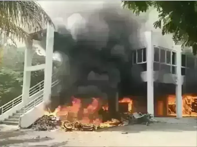 महाराष्ट्र में मराठा आरक्षण आंदोलन हुआ बेकाबू, प्रकाश सोलंके के घर पर लगाईं गई आग महाराष्ट्र में मराठा आरक्षण आंदोलन हुआ बेकाबू, प्रकाश सोलंके के घर पर लगाईं गई आग