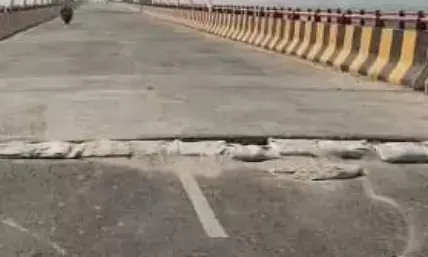UP News: CM योगी आदित्यनाथ ने जिस पुल का किया उद्घाटन, कुछ देर बाद उसमें आ गई दरार UP News: CM योगी आदित्यनाथ ने जिस पुल का किया उद्घाटन, कुछ देर बाद उसमें आ गई दरार