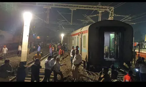 Suheldev Express derailed at Prayagraj Junction, know the full news