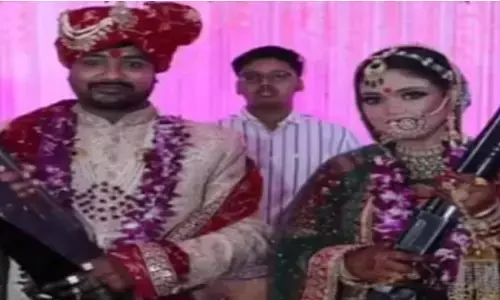 UP News: असलहे के साथ दूल्हा दुल्हन की फोटो वायरल, होगी कार्यवाही UP News: असलहे के साथ दूल्हा दुल्हन की फोटो वायरल, होगी कार्यवाही