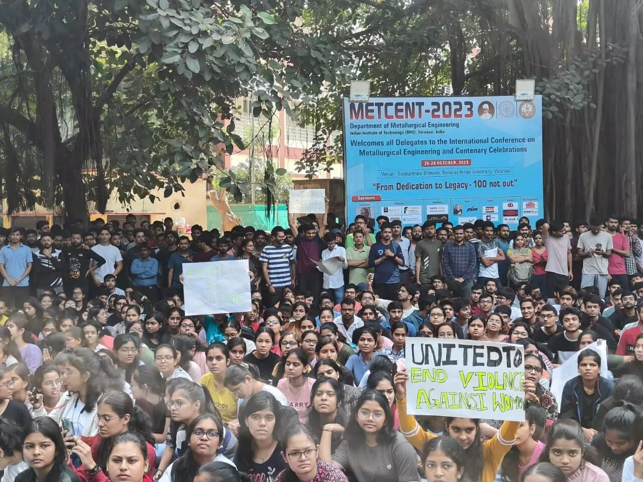 राजपूताना हॉस्टल के बाहर 2000 छात्रों का प्रोटेस्ट, कहा- रात 2 बजे लड़की के साथ गलत हरकत की राजपूताना हॉस्टल के बाहर 2000 छात्रों का प्रोटेस्ट, कहा- रात 2 बजे लड़की के साथ गलत हरकत की
