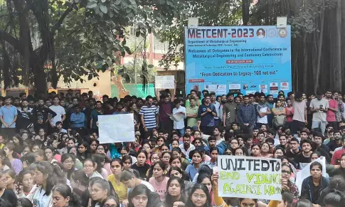 राजपूताना हॉस्टल के बाहर 2000 छात्रों का प्रोटेस्ट, कहा- रात 2 बजे लड़की के साथ गलत हरकत की