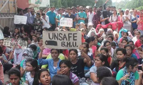 BHU कैंपस में छात्रा से छेड़छाड़ मामले को लेकर धरना प्रदर्शन पर उतरे कई छात्र, पुलिस ने बढ़ाई सुरक्षा BHU कैंपस में छात्रा से छेड़छाड़ मामले को लेकर धरना प्रदर्शन पर उतरे कई छात्र, पुलिस ने बढ़ाई सुरक्षा