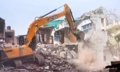 Uttarakhand News: अवैध मदरसे पर चला CM धामी का बुलडोजर, हो रहा था यौनशोषण Uttarakhand News: अवैध मदरसे पर चला CM धामी का बुलडोजर, हो रहा था यौनशोषण