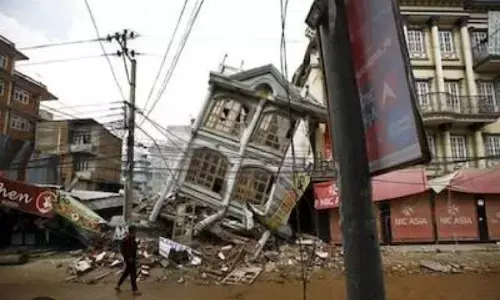 आधी रात आए भूकंप से नेपाल में भारी तबाही, करीब 129 लोगों की हुई मौत, कई घायल आधी रात आए भूकंप से नेपाल में भारी तबाही, करीब 129 लोगों की हुई मौत, कई घायल