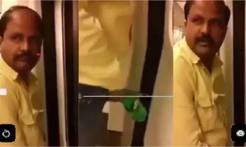 दिल्ली मैट्रो में एक अधेड़ शख्स का शर्मनाक वीडियो हुआ वायरल, खुलेआम पैंट खोल करने लगा ये घटिया हरकत दिल्ली मैट्रो में एक अधेड़ शख्स का शर्मनाक वीडियो हुआ वायरल, खुलेआम पैंट खोल करने लगा ये घटिया हरकत