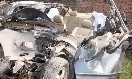 मुजरफ्फरनगर में हाईवे पर कार की ट्रैक्टर-ट्रॉली की भीषण टक्कर, हादसे में मेडिकल छात्र की मौत मुजरफ्फरनगर में हाईवे पर कार की ट्रैक्टर-ट्रॉली की भीषण टक्कर, हादसे में मेडिकल छात्र की मौत